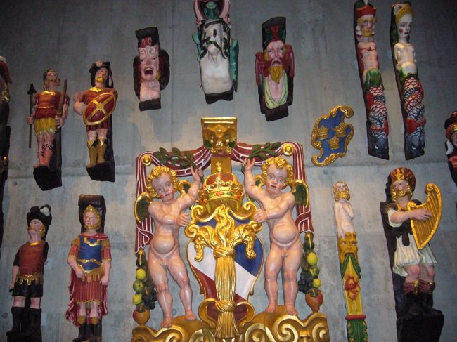 あざやかな彩色をほどこされたヴァーサ号の彫刻物の数々。
