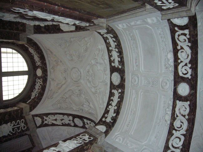 ドロットニングホルム宮殿の内装。豪華に見えるけど、実は大理石に見える階段や銅像がペイントだったり、ドアに見える絵が書いてあったり、豪華に見せる努力がいろいろなされています。面白い努力です。