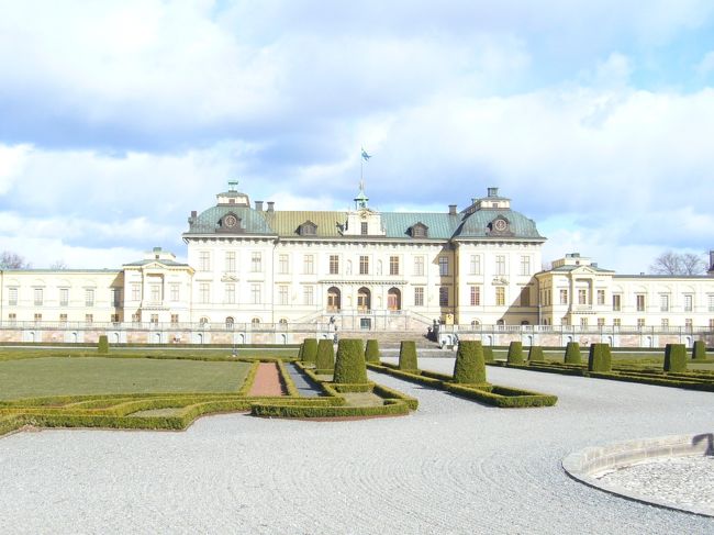 ドロットニングホルム宮殿の庭。ベルサイユ宮殿の庭をモデルにしただけあって広大で美しい庭です。