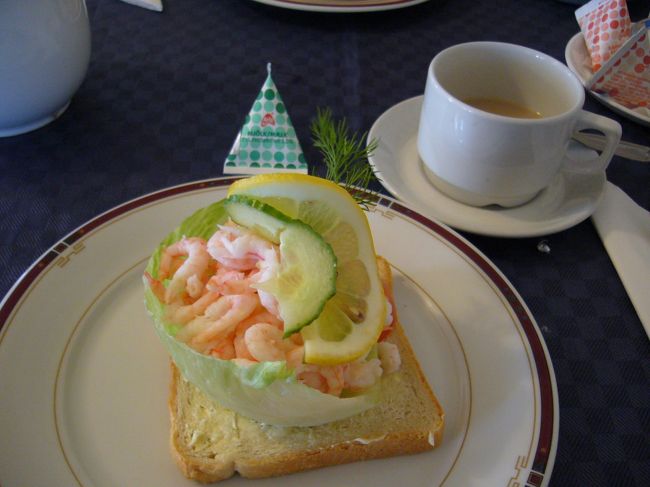 ドロットニングホルム宮殿の敷地内のレストランで。えびのサンドイッチを注文したら、本当にえびだらけ！うしろに写っているのはコーヒーなどに入れるミルクです。三角牛乳がミニになって、かわいい柄がついた感じです。