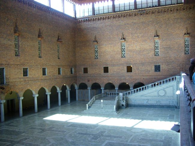 市庁舎のブルー・ホール。ノーベル賞の晩餐会が行われます。でも１２００人くらい入るので、テーブルはぎゅうぎゅうで、一人６０ｃｍの幅で食べるんだとか。