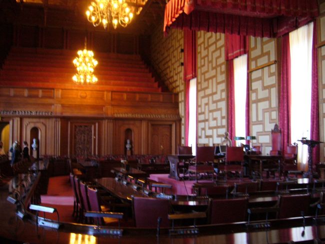 市庁舎内の市議会室。２週間おきの月曜の夕方に市議会がここで開かれます。