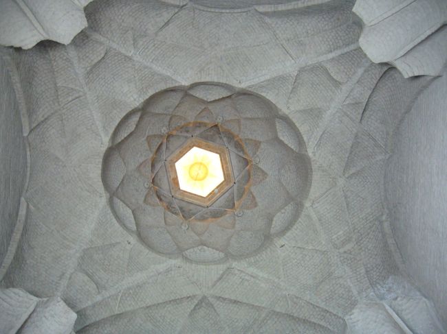 市庁舎のタワー（塔）の一部で、１００のアーチ型。祝賀ホールに通じる玄関になっています。