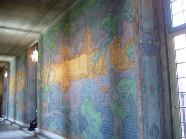 市の表敬訪問のレセプションに使われるホールで、ユーセン王子がストックホルムの海岸風景を元に描いた絵が壁一面にあります。