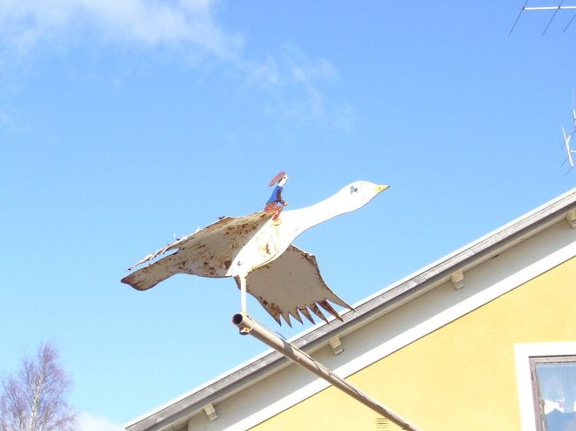 トボのある家の庭にあった「ニルスの不思議な旅」の飾り物。かわいい！！