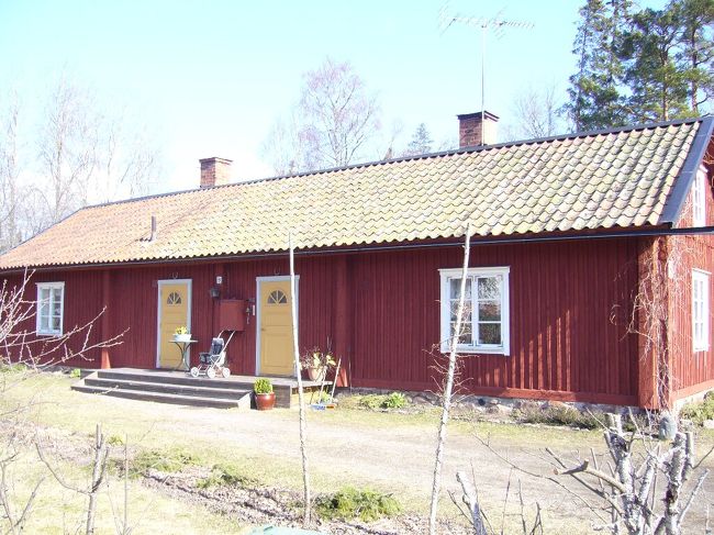 赤い木造の家。この地域の独特のものだそうです。