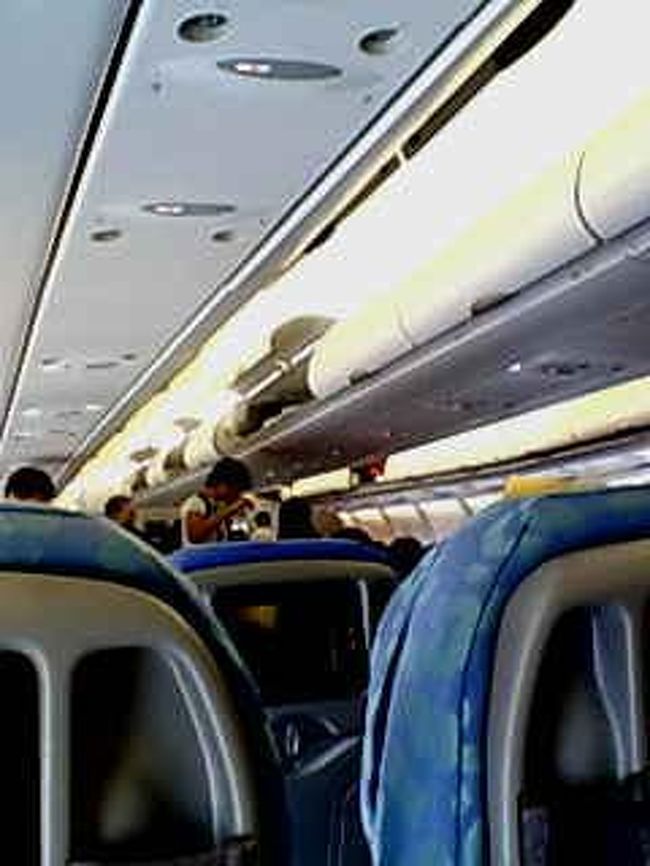 １０月１３日金曜日<br /><br />機内食が美味しいと評判の香港ドラゴン航空、成田発香港行きのお昼すぎの便に搭乗した。格安航空券すぎて？なぜだか一番後ろの席。<br />り、リクライニング出来ないのですが・・・。（T◇T）<br /><br />しかも私の隣の団体は、<br />香港ドラゴン航空のCAたちと思われ、<br />この席は特典航空券並みにクラスが低いと実感せざるをえなかった。<br /><br />機内食も飛び立ってから、いつくるのか待てどと来ず、眠りかけたころにきたら、きたで、選択の余地もなく<br /><br />「魚しか残ってない」<br /><br />といわれ開けたら日本食だった。肉はたしか「ビーフストロガノフ」。覚えている自分が怖いw<br /><br />そんなフライトを終え夕方に香港到着。よかったことといえば、日本が見れたこと。本州の真上を通過していくのが天気がよかったので、見渡すことができた。<br />あーここは四国だーと実感したときは、瀬戸内海も四国もジオラマみたいでかわいくて嬉しかった。