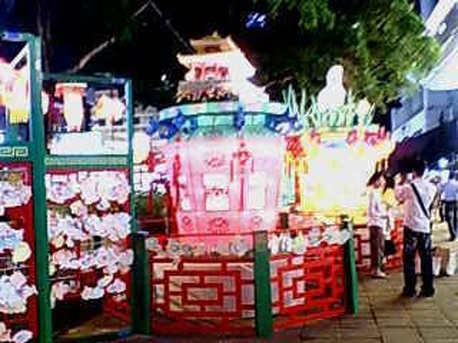 空港ではネットでホテルを探すもののイマイチで、また重慶大厦(チョンキン・マンション)いくかー！とのんきに構えていた。これが旅はじまって以来の悲劇となる。まさか、三十路になって、海外で号泣するハメになるとは。。。<br /><br />私は香港到着後、すぐに重慶大厦へ向かった。<br />３日間MTR乗り放題券がついたエアポートエクスプレス片道券の、<br />オクトパスカードを購入し、エアポートエクスプレスでむかった。九龍駅で下車、<br />バスに乗り換えて、各ホテル前まで送ってくれる。<br />いつものようにシェラトンホテル前で下車し、重慶大厦へ。<br /><br />いつものトラベラーズGHへいくと、いつものおじさんがでてきて<br />「いっぱい。また明日朝きて」といわれ、仕方なく、上の階のパークGHにいくと<br />女の人が同じく「フル」だと。は？<br />はあ。