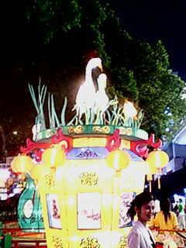 エレベーターでA楝を上から全部あたっていくことにした。していた。<br /><br />全部満室で、嫌気がさし、<br />同じく宿を探す人がエレベータ前に集っていて、<br />その人たちも困っているという。<br /><br />アフリカ人の人たちだった。<br />もうだめだとおもった。<br /><br />クラクラしながら、<br />どこーかーねえかーと、<br />重慶大厦をウロウロし、C楝にいったりして、<br />情報交換してると、<br /><br />「オールフル」<br /><br />という最悪の言葉をきく。<br />ま、まじすか／／／