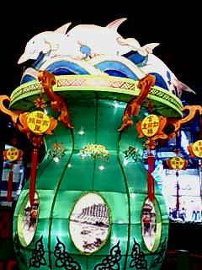 それでも再びA楝に戻り、<br />ウロチョロ（もう徘徊）していた私は<br />とある階で、<br />経営してないであろうゴミハウスと貸したGHを覗き込んでいたら、<br />正装をしたアジア人がいた。<br /><br />無線をもっていた。<br />その人はエレベーター前にいて、エレベーターを待っていた。<br /><br />私はなんて声をかけたのか覚えていないが、<br />多分宿を探しているとかいったのだろう。<br />その人は空いている宿がないか？無線で猛烈に仲間？と連絡をとりだし、彼は中国人で、フランスからきたゲストへ宿を紹介する旅行会社の人間だそう。<br /><br />そのおじさんは、すごく好感がもてる人で困っている私に宿を見つけてくれた。なんとA楝のトラベラーズGHと同じ階にあるという。<br /><br />私は「は？もうあかんいわれたよ」といいながらも、おじさんは長いエレベーター待ちをして、一緒にあがってくれて、行ったGHは同じ階にある別のGHだった。<br /><br />中からおばさんが出てきて二人で中国語で会話し、私に<br /><br />「残念だがフル」<br /><br />だといった。