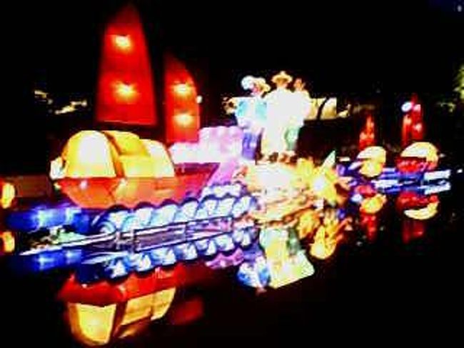 ランタンはかわいくて、アジアぽくて、キッチュで原色がいっぱいで、みたことのない祭りだった。