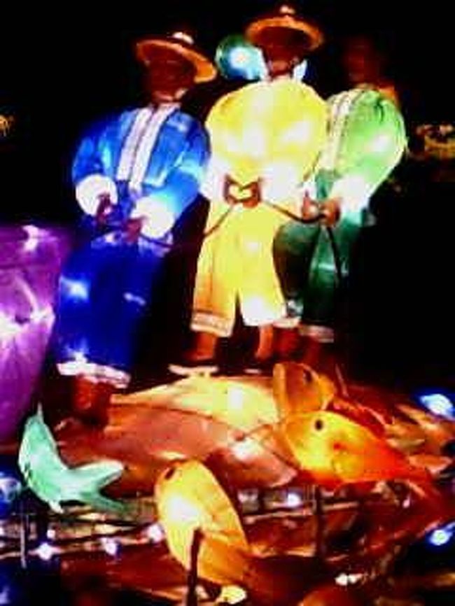 でも宿がないのって、想像以上に切ない話で、観光どころではないのだ。<br /><br />ランタン見終わったあと、現実に引き戻され、再び九龍付近の繁華街にある宿の中国語を探し、あたってくだけろで探し出した。