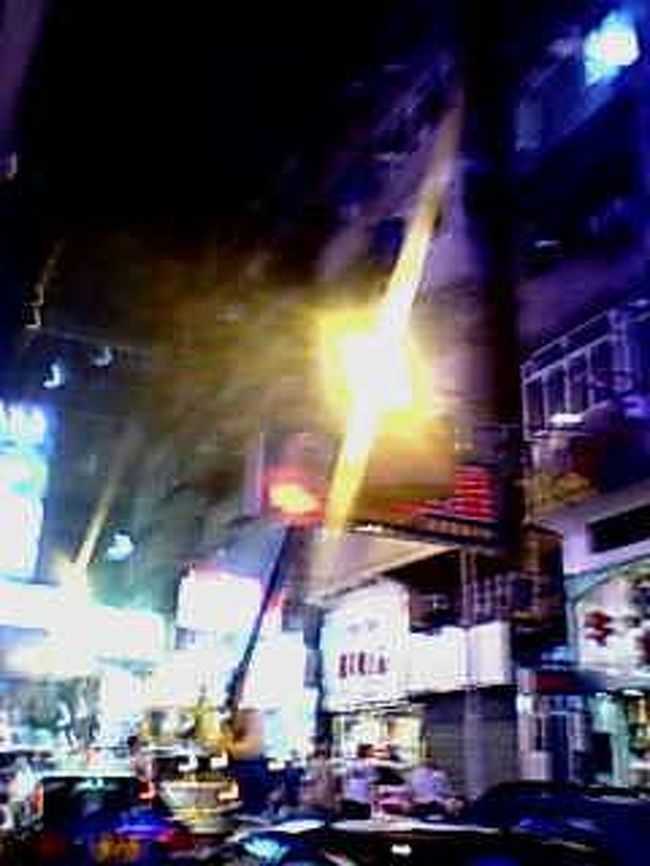 入ったらここは男性用マッサージホテルだ。<br />と、追い出されたり、<br />英語が全く通じない宿で放置プレイされたあげく、<br />売春宿を紹介され、<br />酔って道に寝ていたおっさんを宿に紹介され、<br />ついていった私も私だが、<br /><br />放置プレイのちょっとまえ、言葉が通じず、泣いた。<br />香港でマジ泣きした。<br /><br />おじいさんは最初すごくいい笑顔だったのに、<br />また「フル」といわれ<br />泣いた私を”風水的に悪影響”ととらえたのか？<br />凄いけんまくで追い出しにかかり、<br />泥酔して道に寝ていたおっさんを起こし、<br />あいつについていけといったのだ。<br /><br />興味本位でついていったら、<br />屋台が立ち並ぶ繁華街にある雑居ビルの３階だった。<br /><br />写真は香港名物・看板を修理するところ。