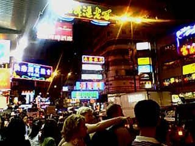 宿の中は、それぞれ個室になっていて、ピンク色のネオンが光っていた。<br />廊下をまっすぐ歩いていくと、突き当たりの窓から下を見下ろす。<br />さっきの屋台の雑踏が間近に見える。値段をきく。<br />まあいいが、ここは売春宿でしょ？道で泥酔して寝てたおっさんが宿主やし、<br />断って帰る私を、おっさんはあとをおってきて、<br />いい加減、あとをつけられることにウンザリしてきたわたしは、<br />ここぞ！とばかりにドラえもんでいうどこでもドア並みに、<br />これだー！！！と、MTR乗り放題のオクトパスカードを取り出し、<br />おっさんと離れることに成功。おっさんは切符買ってきたら、私についてきていたことだろう。そんな経験は、日本人女子なら異国の地で恐怖なのかもしれないが、<br />私は前々平気。むしろ、乗ったのはいいが、どこへいこうという、ことでいっぱいだった。そして空港で寝る覚悟を決めていた。<br />