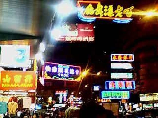 私は、再びあの映画館へ向かった。<br />ここでみたのはレオナルドディカプリオ出演の「デパーテッド」なんと今日本で上映中（２／１現在）だが、香港では４ヶ月も早くから上映されていた。<br />すべての荷物をおいて、ぐったりして寝た。<br />レイトショーだから３時に終わった。<br />レオ様が、演技らしい演技をしていて、本格的に役者になったなあーとおもいながら<br />空港バスA21へ乗り込む。<br /><br />香港は空港バスが２４時間走っている。<br />２４時間、空港は開放されている。<br />まさに国際空港！<br /><br />ここで寝たが、ものすごい人が多いように感じられた。<br />まさか私とおなじような宿命のかたですか？<br />翌朝、私は再び重慶大厦へいくこととなる。