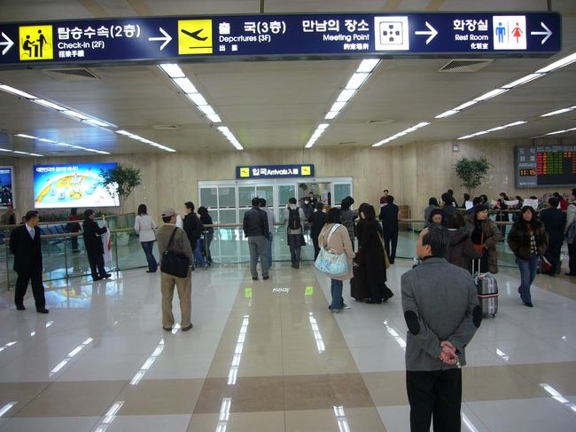 今回の韓国旅行は、特典航空券なので、往路、羽田―金浦。復路、釜山―成田という、オープンジョーに。<br />写真は、金浦空港到着ロビーを、出迎え側から見ています。閑散と・・・いや、空いていて、よかったなぁ！<br /><br />金浦空港は、すぐ下に、地下鉄が通っているので、今回は、（世界遺産である華城のある）水原へ、電車で（２回乗り換えですが）直行する事にして、ソウルは、パス！