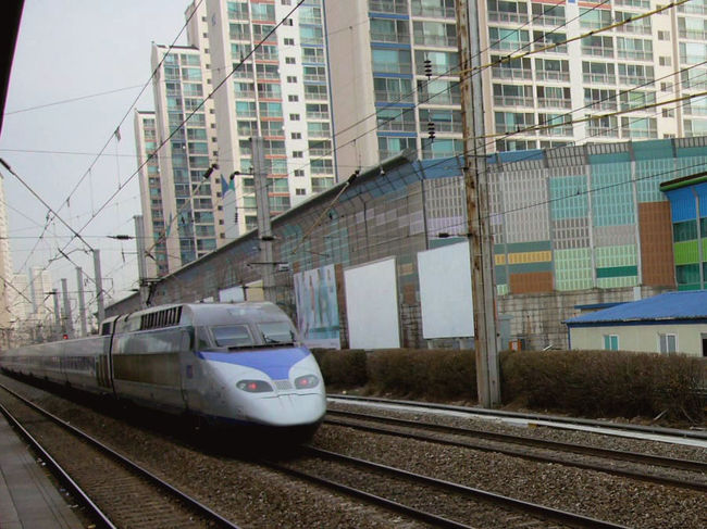 乗り換えの、グロ（九老）駅では、韓国自慢のＫＴＸが、何度も通過していきました。