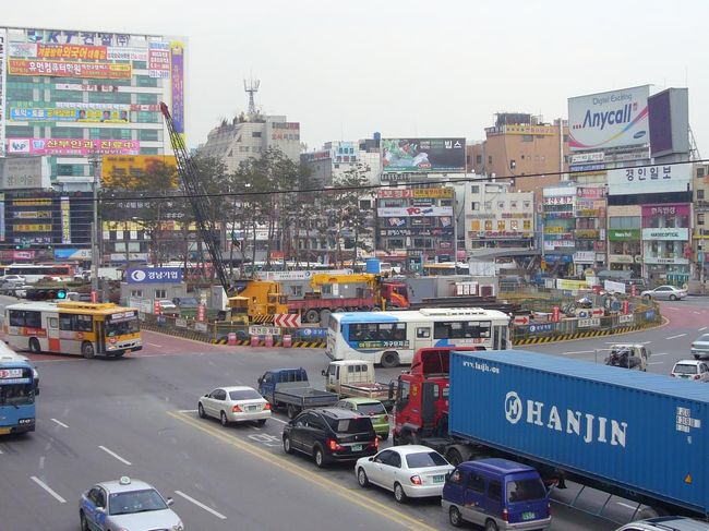 スウォン（水原）に到着。帰国してから思ったことですが、ここまでで感じた事が、今回の韓国旅行の印象のすべてでした。<br /><br />「日本と同じジャン!!」 気温や湿度。 地下鉄、自動改札、駅ビル、車、バス、看板の色使いから、行きかう人たちのファッションまで。<br />しかし・・・、よく見てみると、看板の文字は、まったく読めないし、喋られている言葉も（音として似ている印象はあっても）意味不明だし、道路を渡るときは、左から確認・・・と。<br /><br />【鏡の向こうの世界】　思い浮かんだのは、この言葉でした。