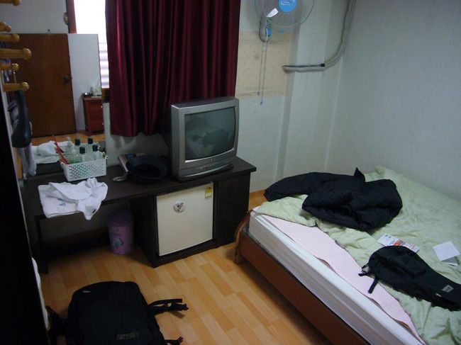 もはや、これ以上怪しい所はないだろう、という、ロケーションに発見した安宿「チョイルジャン」。<br />ベッドもあるオンドル部屋で、バスタブ付きのシャワー室、ＮＨＫの映るＴＶ。冷蔵庫の中には、水と栄養ドリンク剤（笑）。ヤクルトとアイスは、前のお客が置いて行ったものだろうか？　20000Ｗ。気に入りました！