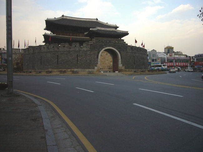 世界遺産、ファソン（華城）のパルダルムン（八達門）。　駅前から歩いて来たけど・・・。コレ（遺跡全体）は考えていたよりかなりデカイぞ！