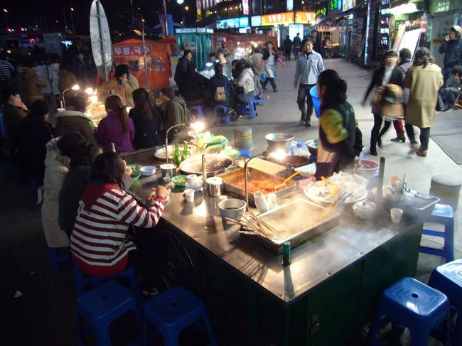 駅前の屋台の客層は、以外にも、若い女性が少なくない。ブーム・・・なのか？