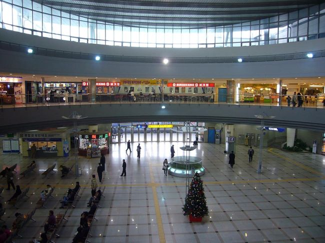 スウォン駅のコンコースは、巨大な吹き抜けになっていて、そこから、エスカレーターで１階上がると、フードコートがあり、韓、日、の料理に加え、ピザなども用意されている。<br />その他、駅ビル内には、ファーストフード店をはじめとする、各種テナント、デパートなどが、入っている。（デパート８Ｆのレストラン街で、ジャッキー・チェンのお店を発見！）