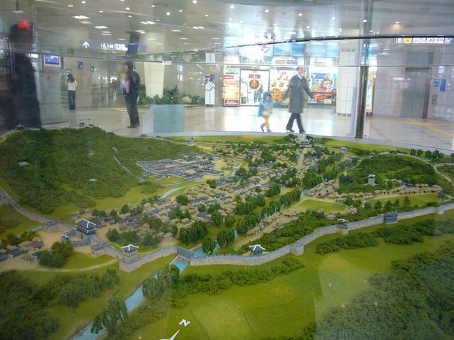 コンコース吹き抜けには、ファソン（華城）のジオラマも展示されている。