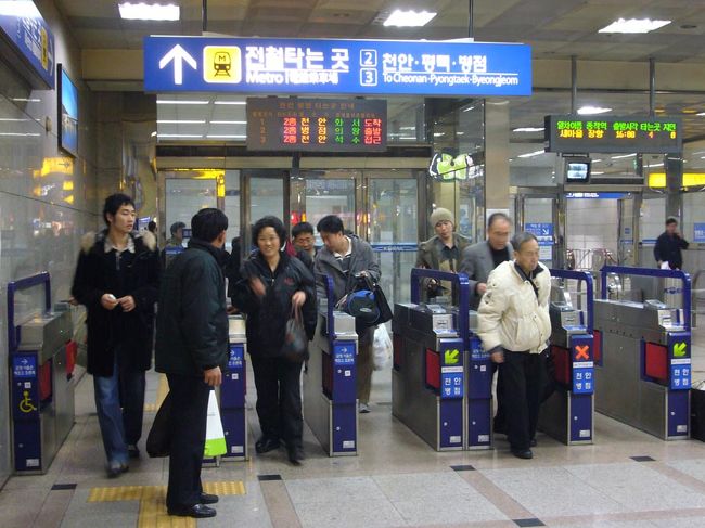 しつこいようだが、自動改札の雰囲気も日本と同じ。<br />この日は、雨の中、鉄道博物館へ。そしてスウォンにもう１泊。