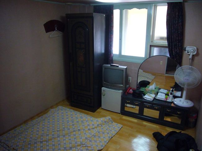 この日のお宿は、「モンニョンジャン」。オンドル部屋の冷蔵庫には、またもや、栄養ドリンク剤が！（笑）