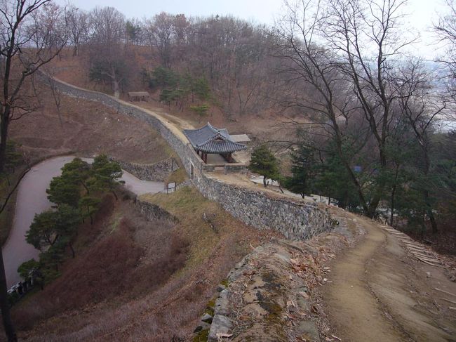 城壁に囲われた、コンサンソン（公山城）。<br />寒い。