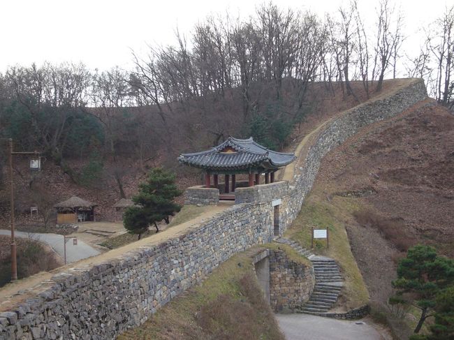 ぐるりと、歩いて１周してみました。グィムガン（錦江）を隔てた向こう岸正面に、バスターミナルがあります。寒いなー。