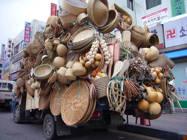 手っ取り早く観光をすませ、街歩きへ。（旅は、ぶらぶら歩きが一番楽しい）<br />まず、目に付いたのは、このトラック！　満載にディスプレイ（？）されているのは、民芸品か、実用品か？ 藤製品、竹製品に、ひょうたん等々。<br />見ているだけで、うれしくなります（笑）。