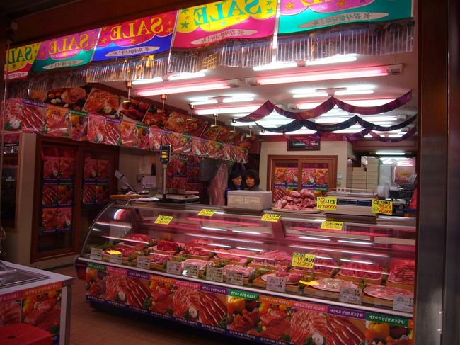 市場の肉屋。派手派手です。