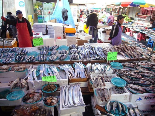 コンジュ（公州）は、内陸の町ですが、市場には、魚も豊富。