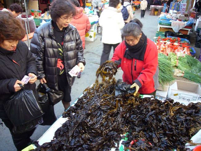 市場の人も、みんな、寒そう。ブルブル・・・・。