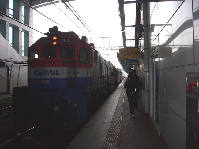 入線してくる、我らがムグンワ号。<br />ＤＬが牽く、客車列車で、車両は、想像以上に、キレイだった。