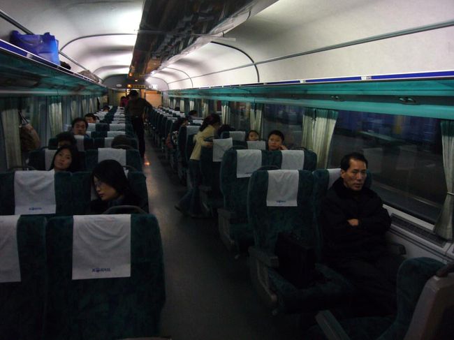 適度に暖房の効いた、ムグンワ号の車内の様子。<br />間接照明なので、ちょっと暗いが、清潔で、しゃれた感じ。立っている人も結構いたので、待ったけど、指定席を取ってよかった！