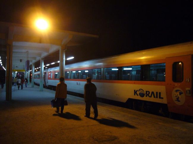 18:30過ぎ、ヨス（麗水）駅に到着。<br />いなかの終着駅というムード。<br />寒いことは、寒いけれど、雪は降らなかった模様。