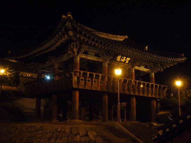 ヨス中心部まで歩いていく右手に、チンナムグァン（鎮南館）がライトアップされていた。また、明日、来ることにして、宿探し、宿探し！