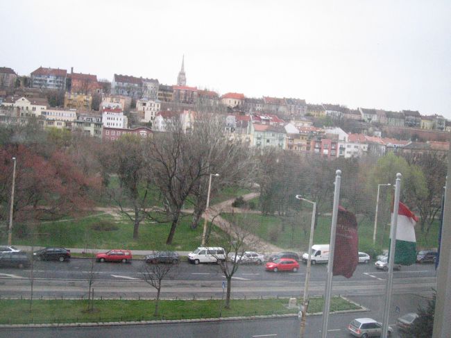 宿泊のホテル・メルキュールブダからの眺めです。<br />道路を挟んで反対側の小高い丘は王宮の丘へつながっていきます。<br /><br />ホテルで朝食をとり、8:00出発。<br />王宮の丘を目指します。<br /><br />