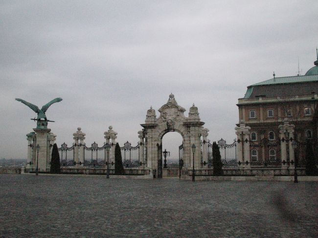 ドナウ川の右岸、ブダ側に位置する小高い丘、王宮の丘は、標高167m、長さ1.5km、幅300m、ドナウ川に沿って南北に続きます。<br /><br />王宮の北側の門、ウィーン門から入ります。