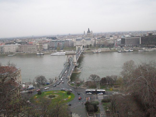 かすんではいましたが、ドナウ川にかかるくさり橋を一望できました。
