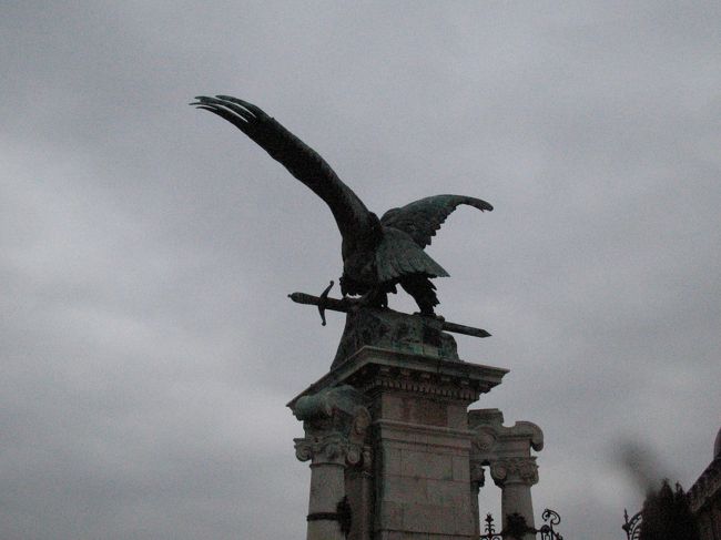 ハンガリー建国の父アールパードを生んだとされる伝説の鳥トゥルル。<br />王宮の北端入り口付近の美しい模様の鉄柵の上に置かれている彫像です。