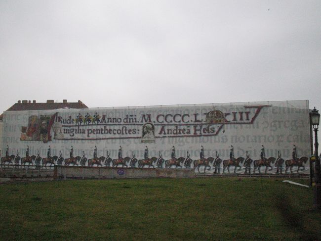 改装中の建物にかけられた覆いも芸術的？