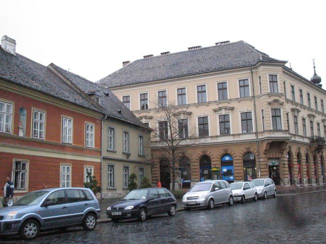 王宮の丘の裏道小道。<br /><br />車が多いのがちょっと、、、<br />夕暮れは車も居なくなりとても静かな散歩コースになるそうです。<br />