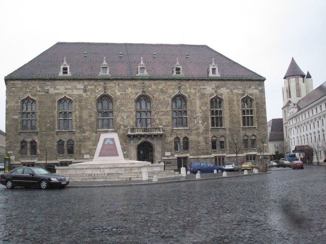 王宮の丘の中心地、三位一体広場。<br />マーチャーシュ教会前の広場です。