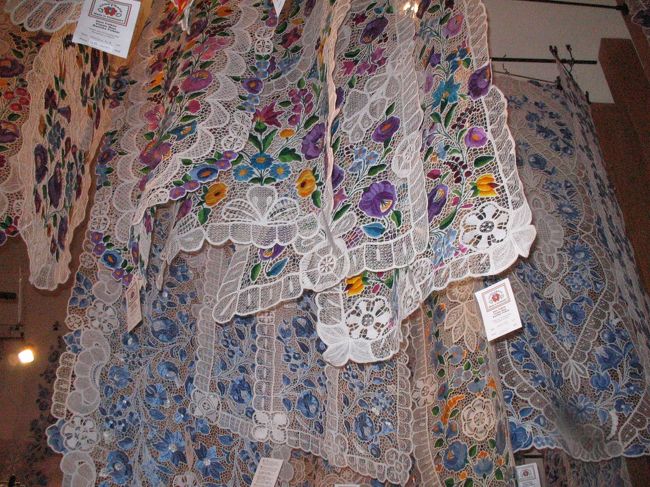 モニカさんが案内してくれた民芸店。<br />ハンガリーみやげの一般的なものは、まず、刺繍製品です。<br />かわいい小物がたくさんありました。<br />私も友人へのお土産にハンカチを買いました。<br /><br />その他、パプリカやプロポリス、フォアグラの缶詰なども格安のお値段で売られてました。