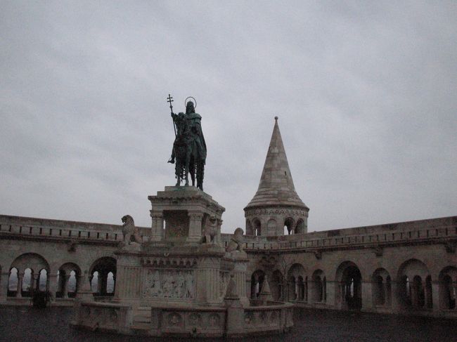 再び観光へ。<br /><br />白いとんがり屋根は、漁夫の砦です。<br />マーチャーシュ教会の東側、ドナウ川に面して築かれた白亜の砦です。<br /><br />砦の前に立つ騎馬像はハンガリーの初代国王、聖イシュトバーン。