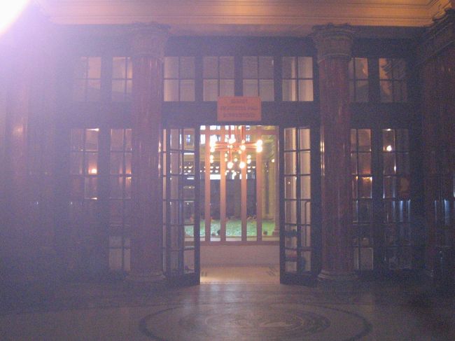 温泉にきました。<br /><br />自由橋のたもとにあるゲッレールト。<br />水着姿は残念ながらお見せできませんが、、、<br /><br />日本の温泉とは違い、ロッカーで着替えたあと、廊下を水着姿で長いこと歩かされます。<br /><br />お湯は36度と38度の２種類。日本の温泉よりはぬるいので、調子にのって長風呂したらたいへん。<br />後で汗が引かなくてたいへんでした。<br /><br />帰り道も迷路のようで、ロッカーになかなか戻れませんでした。