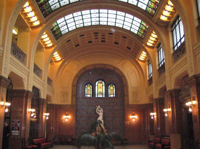 ゲッレールト温泉はゲッレールトホテルの中にあります。<br />ハンガリーを代表するアールヌーヴォーの建物。<br />温泉に入らずとも、アールヌーヴォーの美しいインテリアを見るだけでも価値がありそう。